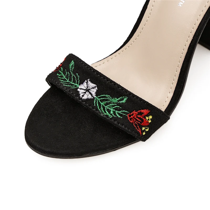 2019 Women Summer Fetish 11cm High Heels Chunky Sandals Lady Strap Pumps Female Strap Embroider Flower Luxury Block Heels Shoes 2019 Women Summer Fetish 11cm High Heels Chunky Sandals Lady Strap Pumps Female Strap Embroider Flower Luxury Block Heels Shoes