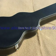 Электрогитара черного цвета с белой подкладкой не продается отдельно, с гитарой вместе