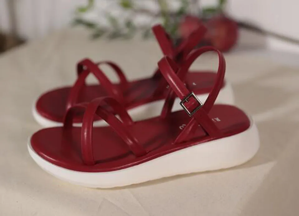 красный 2018 дизайнер сандалии с двойным ремнем клин плоские Slingback ремешки женщины черный обувь лето удобный открытый носок повседневная