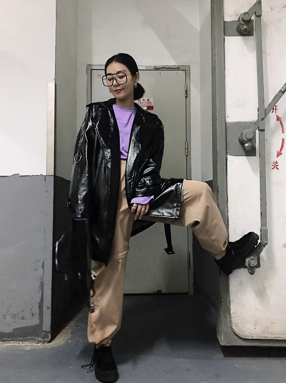 Кожаная куртка Женская Новая Осенняя мода крутая мода пояс свободного кроя средней длины мотоциклетное кожаное пальто