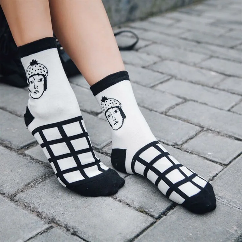 Женские хлопковые носки, Осень-зима, модные, новые, черные, белые, простые, креативные, забавные, с принтом, женские трендовые короткие носки, J119