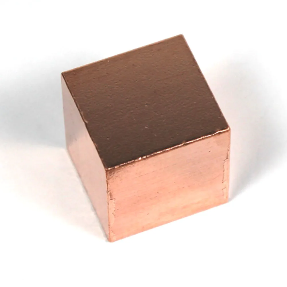 металлический кубик. куб для рисования. кубик из меди. блок меди. металлический кубики меди.