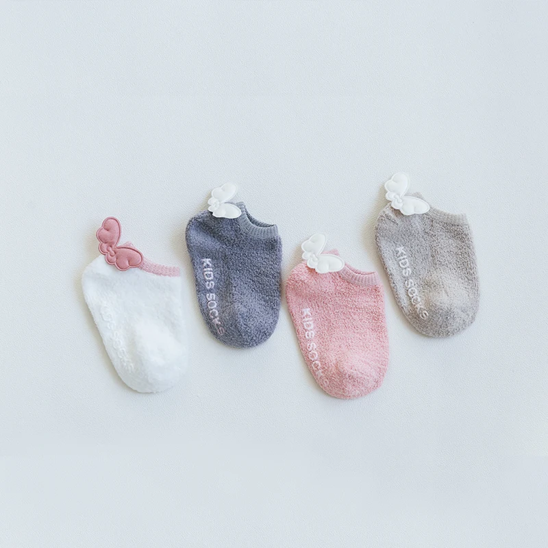 Нескользящие носки для малышей; носки для новорожденных; носки для девочек из кораллового флиса; короткие носки-тапочки с крыльями ангела; однотонная Одежда для младенцев; аксессуары
