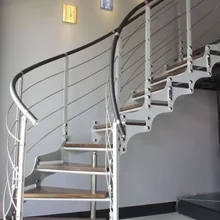 Дешевая цена изогнутый дугой лестницы с металлическими перьями и толстым деревянным протектором лестницы