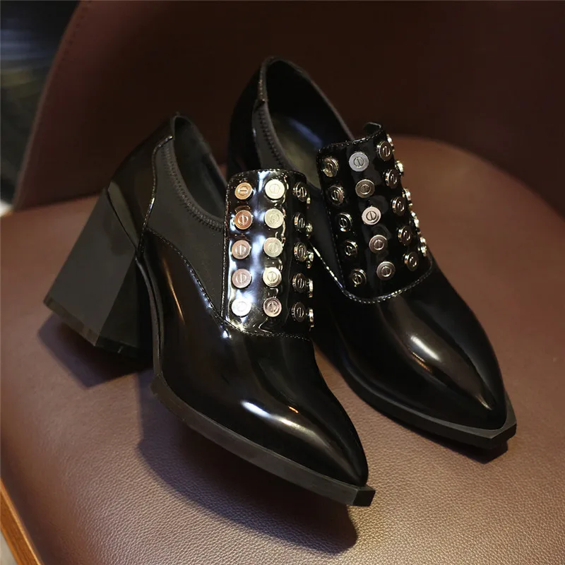 Стиль sowner Черный насыщенный Цвет высокое качество с заклепками женские офисные туфли-лодочки туфли на высоком каблуке Острый носок без шнуровки-на зрелых Стиль насосы