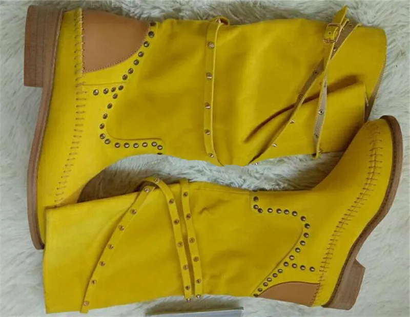 Женские желтые сапоги до колена с заклепками и заклепками; кожаная обувь на плоской подошве с круглым носком и перекрестной шнуровкой; женские удобные зимние сапоги