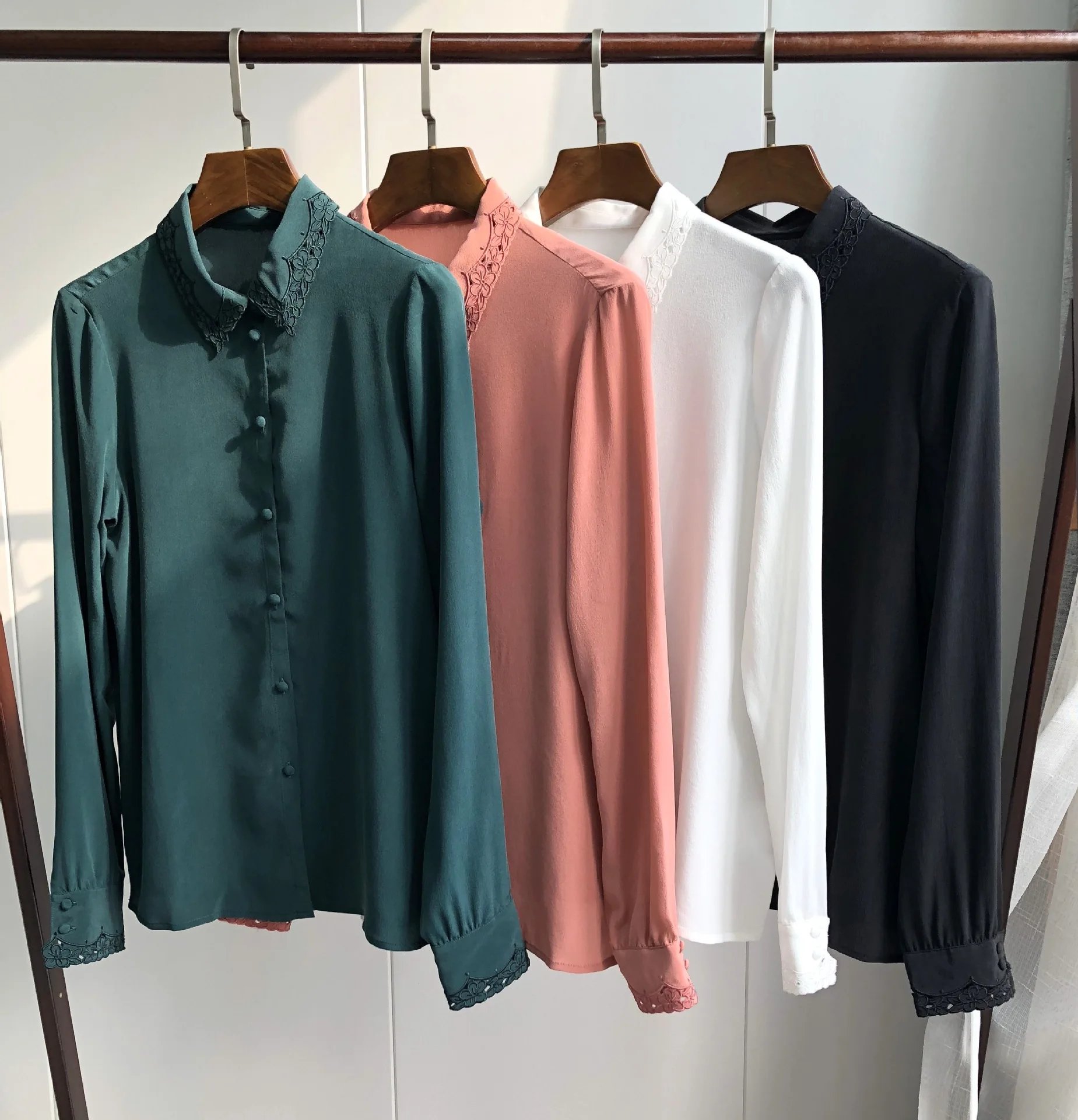 

Women Shirt 2019 Early Spring Retro Elegant Delicate Embroidered Openwork Embroidery Silk Long-sleeved Shirt