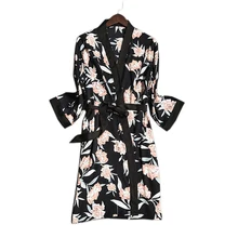 Сексуальные цветочные атласные шелковые халаты для женщин свежее кимоно пеньюары домашний халат модные нежные черные цветочные женские домашние халаты