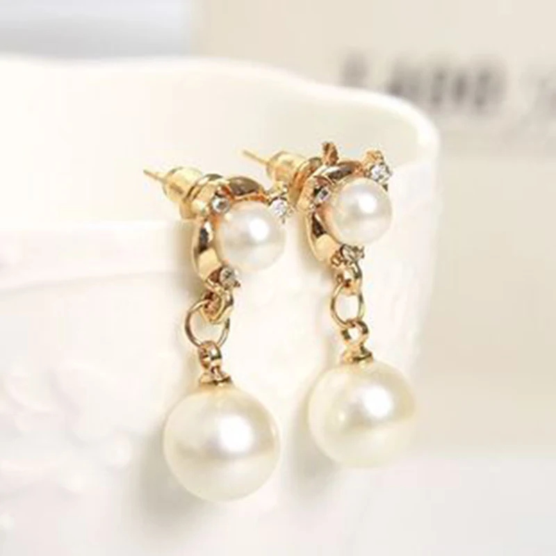 Серьги подвески женские с белыми искусственными жемчужинами короткая цепочка 3