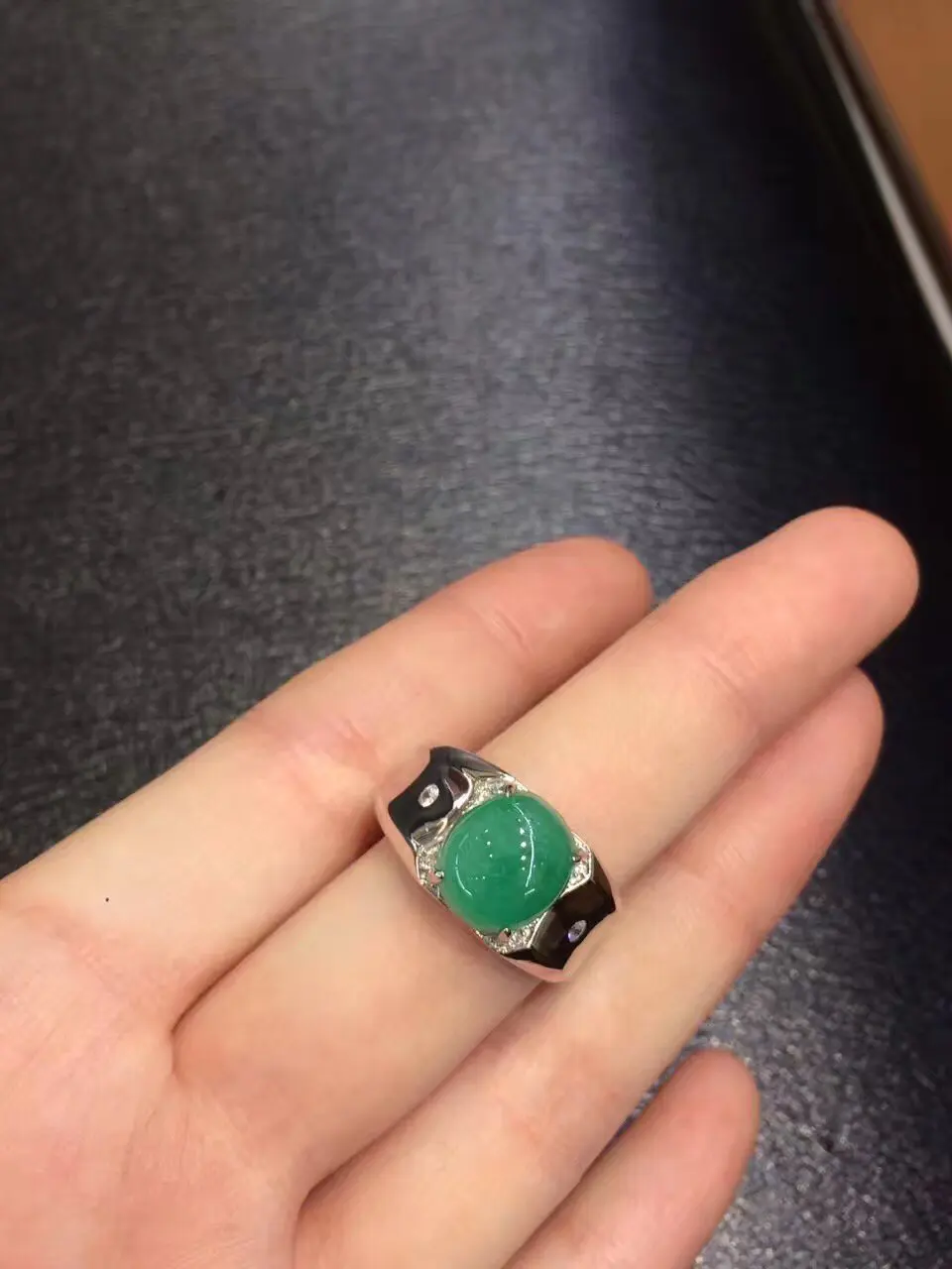 

2017 Jewelry Qi Xuan_Fashion Jewelry_Colombia Green Stones Fashion Rings_S925 Solid Silver Woman Rings_Factory Directly Sales