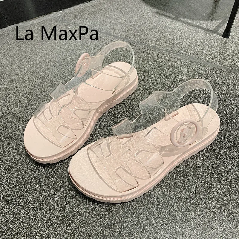 الربيع الصيف المرأة الجديدة الأزياء والأحذية عارضة مريحة شفافة التوى الصنادل المسطحة سوليد الرومانية جلاتين حذاء الشاطئ الربيع الصيف المرأة الجديدة الأزياء والأحذية عارضة مريحة شفافة التوى الصنادل المسطحة سوليد الرومانية جلاتين حذاء الشاطئ