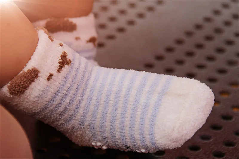 Зимние теплые носки детские тапочки, носки для детей, пушистые пижамные носки домашние носки для маленьких мальчиков и девочек, коралловые бархатные нескользящие носки