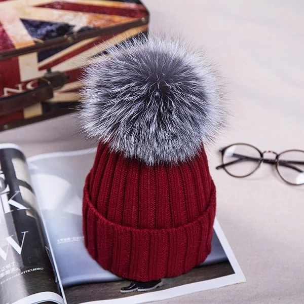 Осенне- зимний женщин реальный фокс лохматый hat помпоны 15cm вязаная шапка- толстая защиты ухо теплый женские beanies головные уборы - Цвет: Wine Red Pom Poms 15