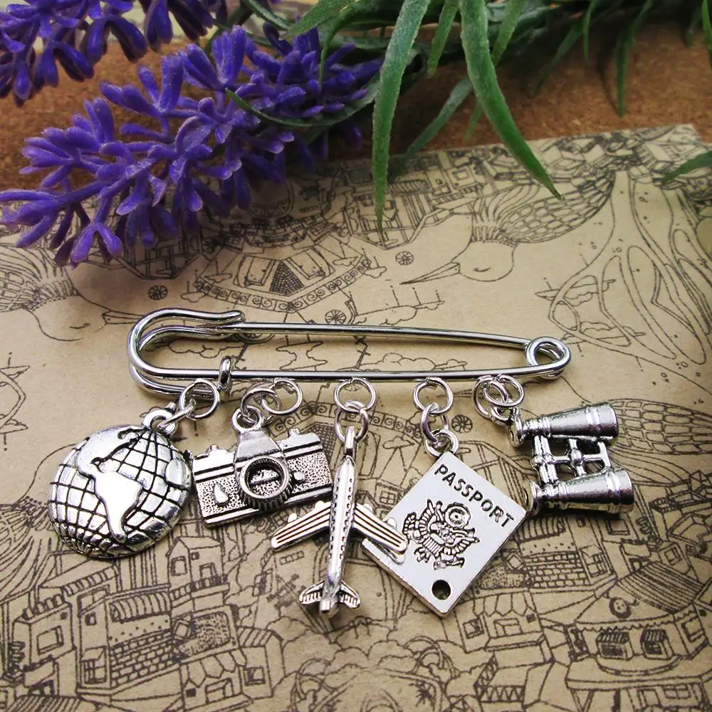 Путешествия тема брошь паспорт. Рюкзак подарок для путешествий шармы друзей