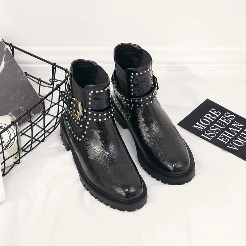 Роскошные женские Дизайнерские ботильоны; черные глянцевые ботинки; пикантная обувь на толстом низком каблуке с острым носком и металлическими украшениями и заклепками; слипоны