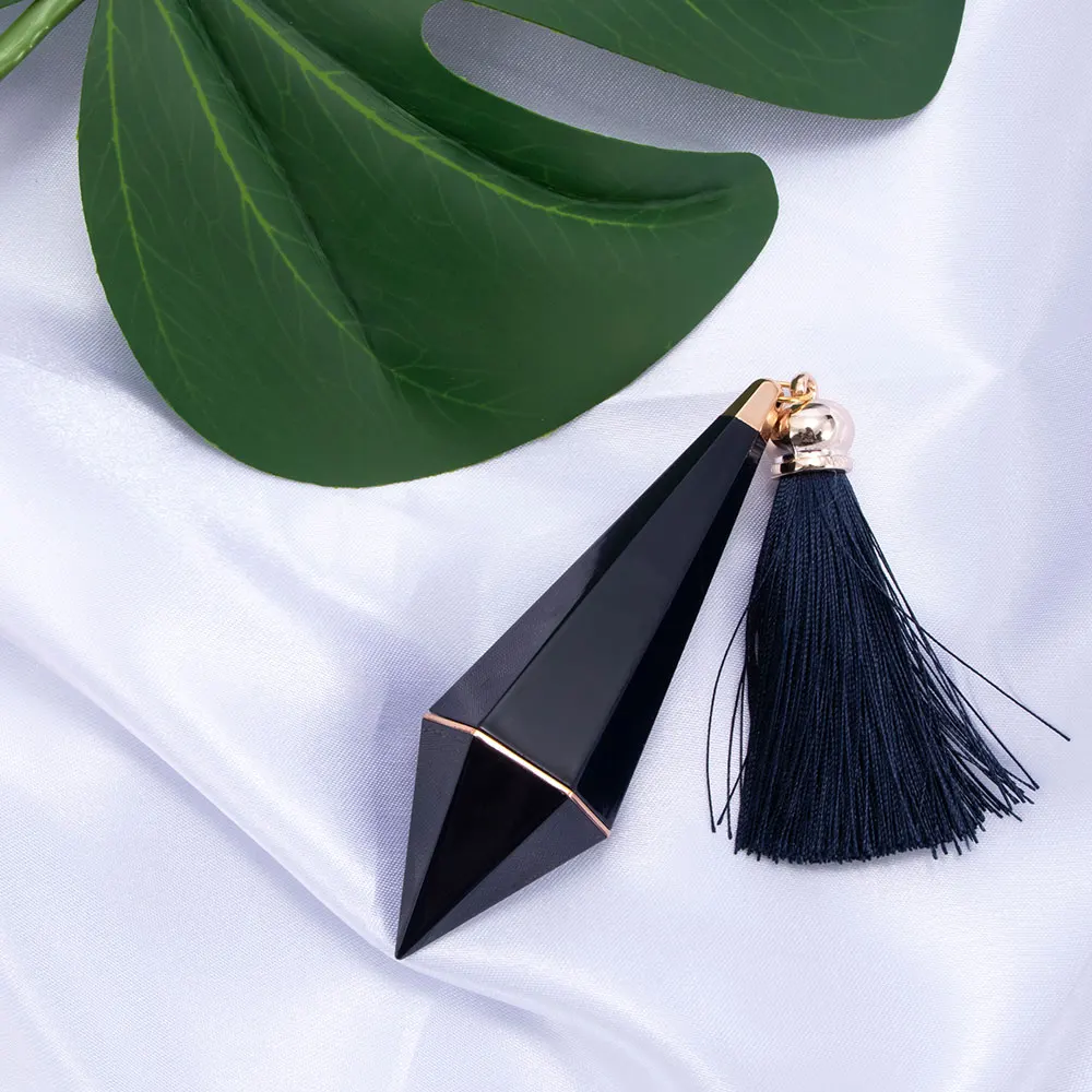 

Cosmetic Empty Lip Balm Lipstick Tubes Taper Shape with Tassel Plastic Empty Lipstick Tubes Refillable Bottles Container cpdb79