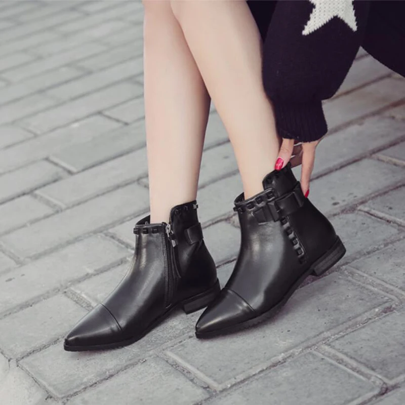Кожаные ботинки с острым носком в британском стиле; botas mujer; мотоциклетные ботинки с ремешком и пряжкой и заклепками; женские зимние Плюшевые короткие Ботинки martin