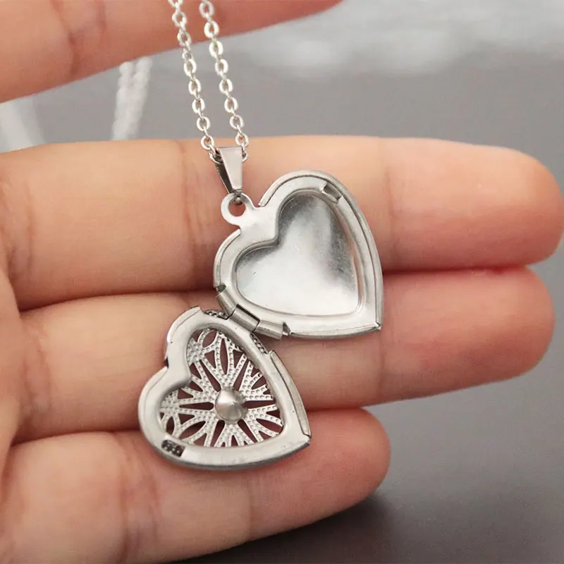 

1pc Cutout Heart Photo Frame Pendant Necklace Stainless Steel Charm Crystal Locket Necklaces Women Kids Fashion Memorial Jewelry