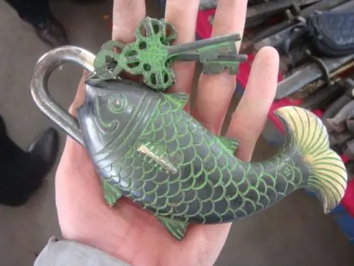 

Rare Chinese style Brass Carved BIG fish lock/2keys