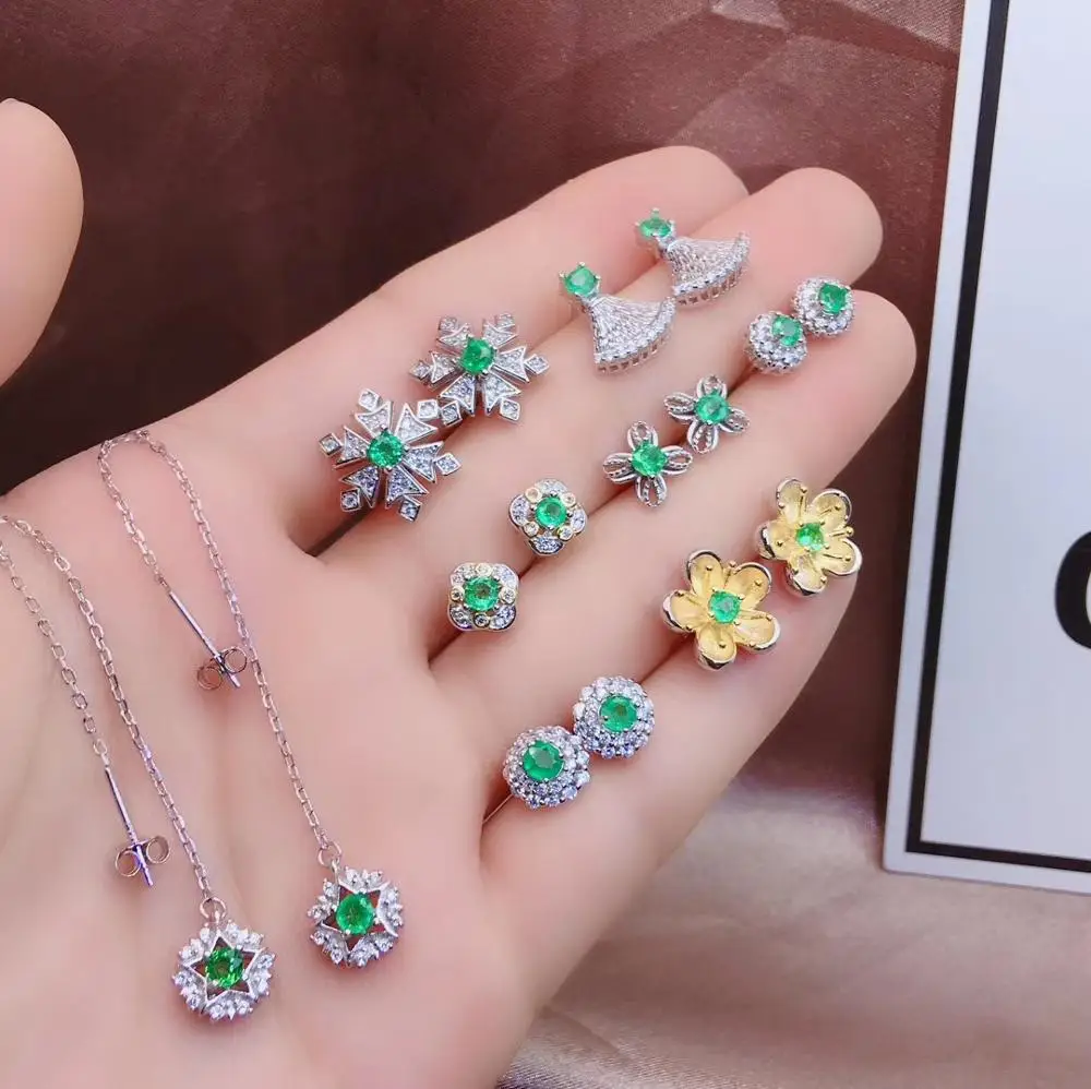 Женские серьги гвоздики с изумрудами серебро 925 пробы круглые натуральным