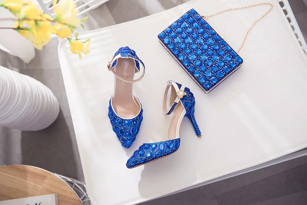 Королевские свадебные туфли с синими кристаллами и сумочкой в комплекте; нарядные туфли для невесты; женские босоножки на высоком каблуке