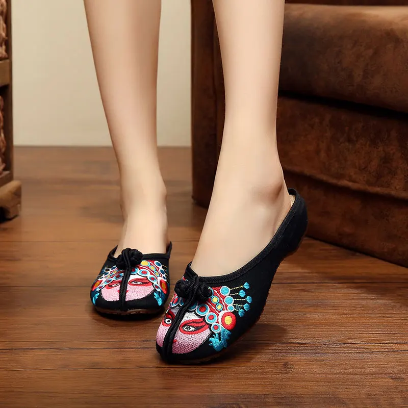 Новинка года; сезон весна; женские уличные тапочки на плоской подошве в китайском стиле; женская повседневная обувь на низком квадратном каблуке с вышивкой и пуговицами; большие размеры