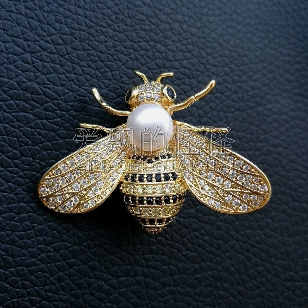 

BR102210 White Pearl Cz Pave Bee Brooch