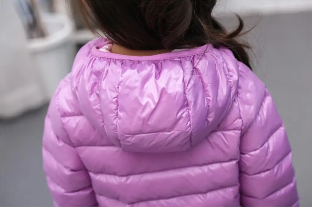 Ультра тонкая куртка из 90% хлопка новая модная куртка для мальчиков и девочек пуховики парки для детей куртки ярких цветов
