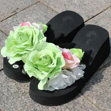 Новинка; сезон весна-лето; пляжная обувь; голые пальцы ног; цветная домашняя обувь на небольшой танкетке; красивые шлепанцы; пляжная обувь для невесты