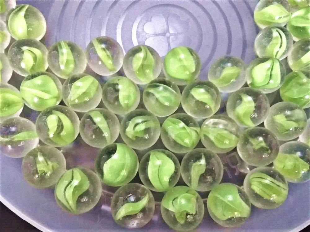 

1.6 cm glass marbles 3 petals Pachinko ball green color garden decoration stone checkers cat toy fish tank Vase Filler
