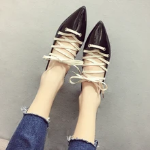 Балетки с перекрестной шнуровкой; женская обувь на плоской подошве с узкими ремешками и острым носком; балетки из лакированной кожи на низком каблуке; женские весенние криперы