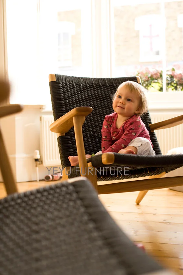 wegner-ch25-easy-chair-baby-sitting