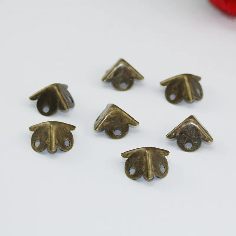 Vintage-Mini-Luggage-Case-Box-Corner-Brackets-Corner-For-Furniture-Decoration-Triangular-Iron-Cover-Holes-Bronze (3)