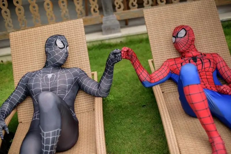 2 девушки в костюме человека паука. Spider man костюмы. Человек паук в чёрном костюме. Костюм человека паука детский. Обтягивающий костюм человека паука.