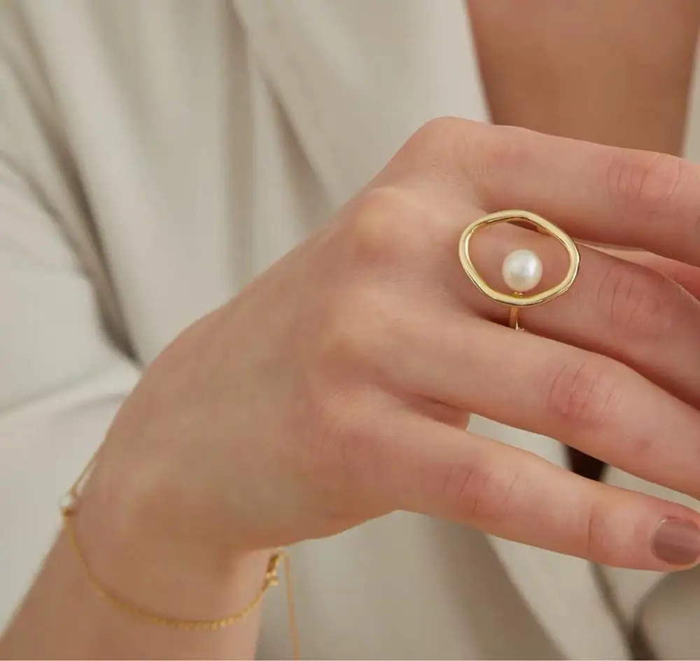 

Korean Hollow Oval Circle Pearl Rings for Women Chic Gold Ladies Ring Fashion Finger Jewelry Party Wedding Accessories