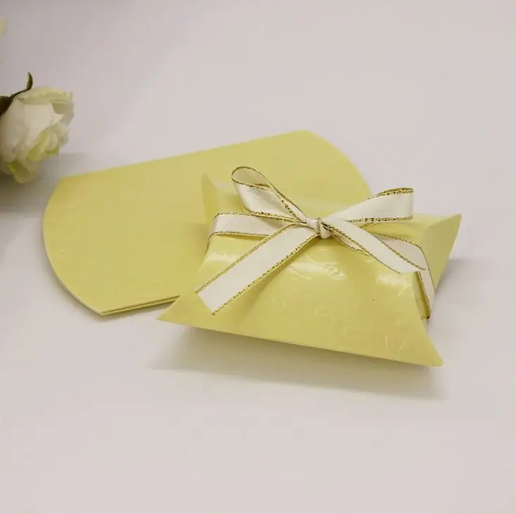 100pcs-White-And-Beige-Wedding-Gift-Boxes-Pillow-Shape-Wedding-Favor-Gift-Box-Party-Candy-Box-2