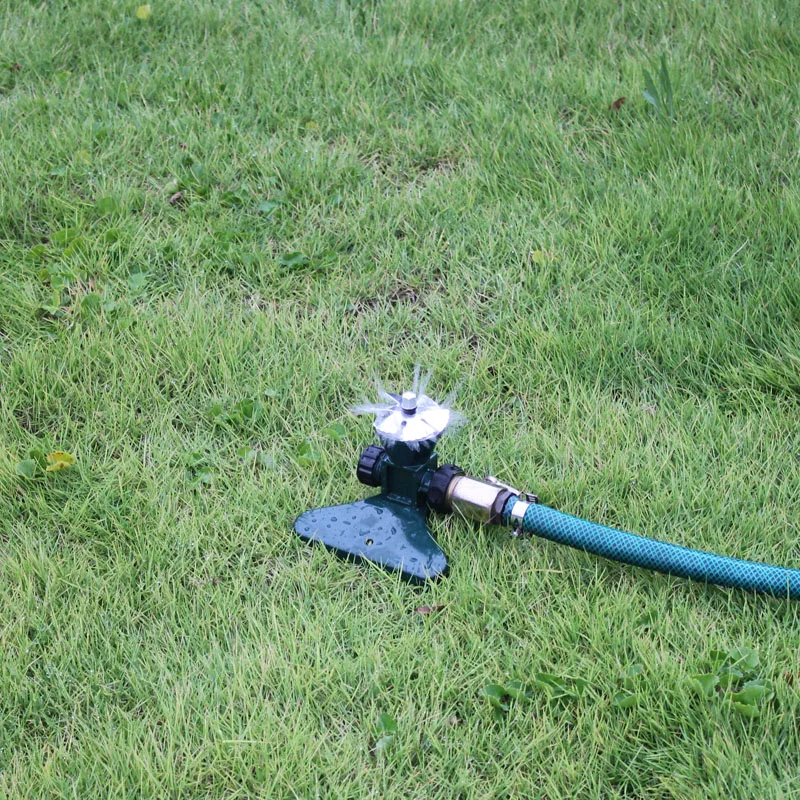 Small lawn irrigation sprinklers automatically rotate the rotating nozzle spray watering