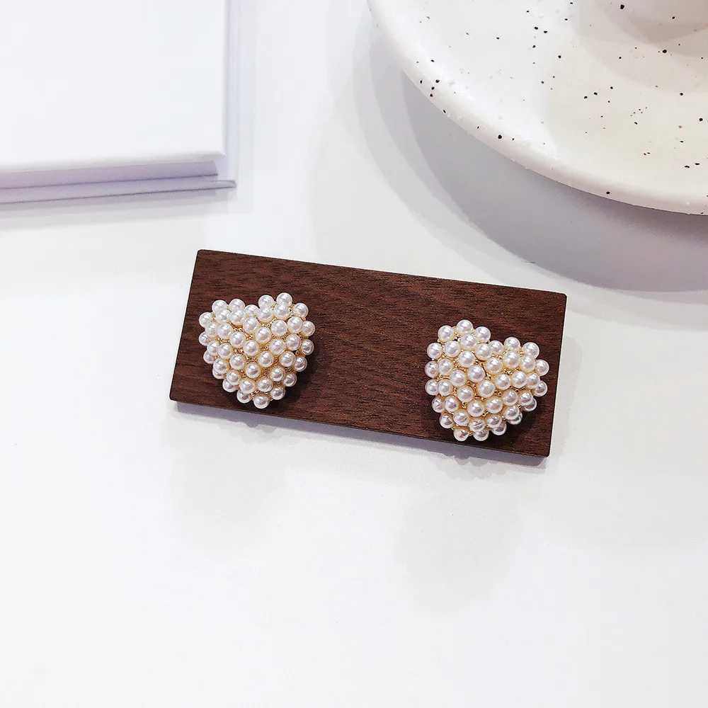 

Dominated 2019 sweet temperament heart-shaped pearl Women earrings Small Fashionable Personality Metal Stud Earrings