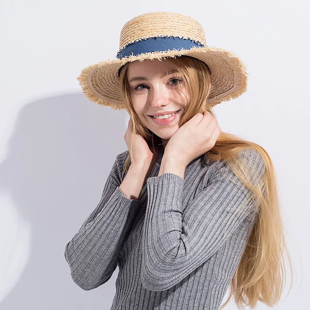 여성 여름 해변 라피아 데님 블루 리본 모자는 여름 시즌에 어울리는 패션 아이템입니다.