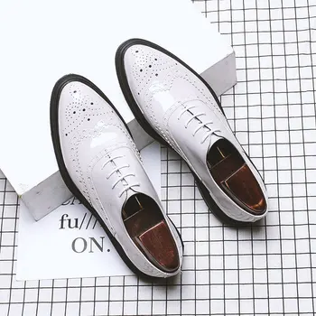 

Classical Carving Wing Tips Brogue Shoes Men Lace Up Business Man Casual Shoes White Color Wedding Shoes Man Pointed Toe Shoes