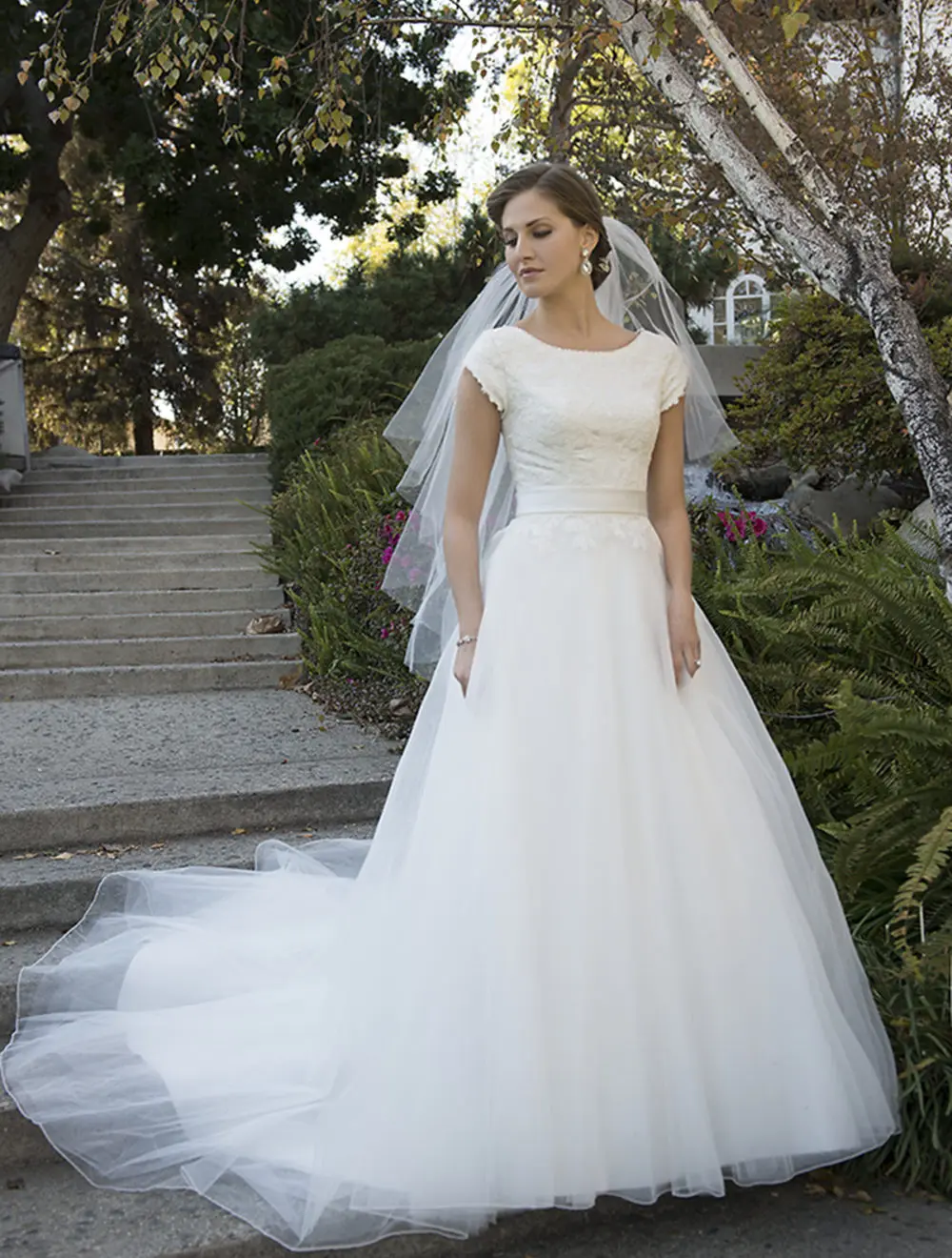 Simple Lace Tulle Ball Gown Modest Wedding Dresses 2019 With Cap Sleeves Beaded Round Neck Buttons Back Country Gowns | Свадьбы и