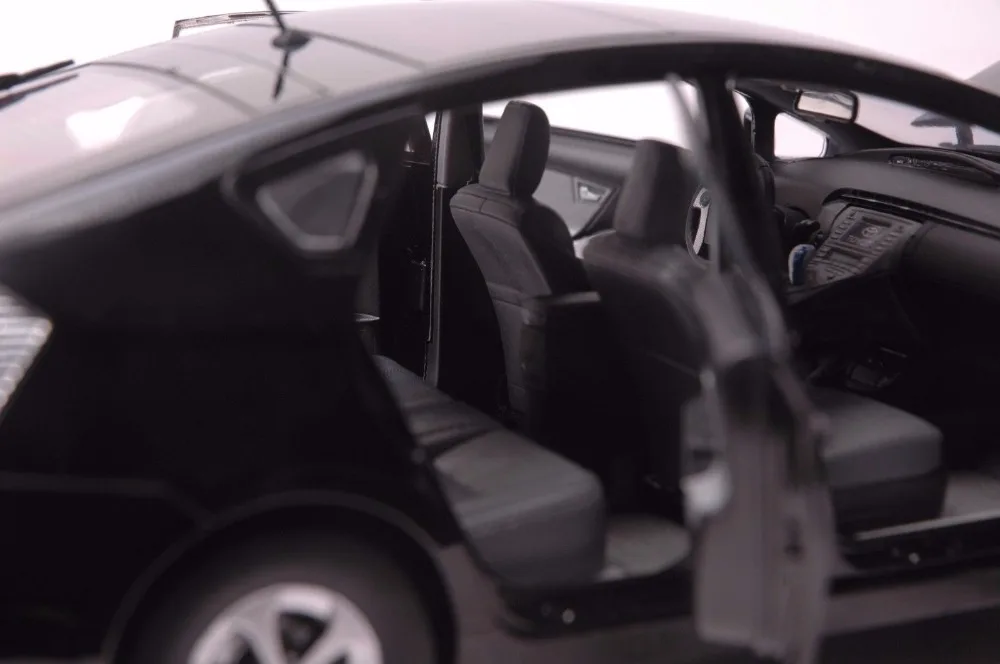 Toyota Prius Hybrid car model in scale 118 (8)