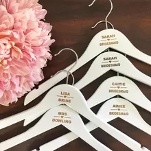 Изготовленное на заказ имя выгравированное свадебное пальто вешалка для невесты Вечерние подружки невесты Персонализированные Свадебные цветы девушки подарок деревянные вешалки