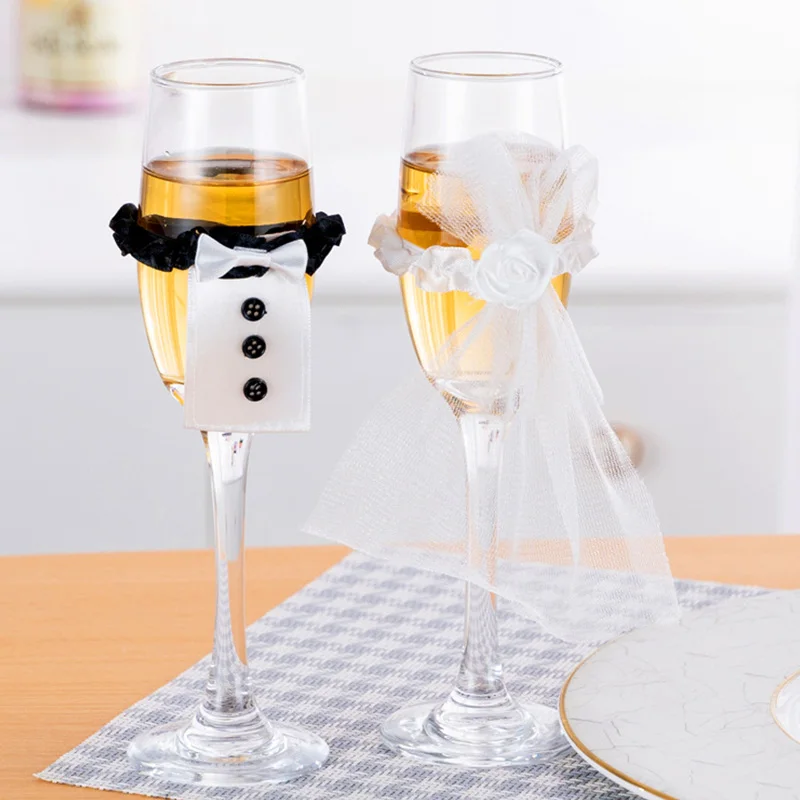 GOLD RIMMED CHAMPAGNE AND WINE GLASSES CHRISTMAS TABLE  DECOR WEDDINGS 