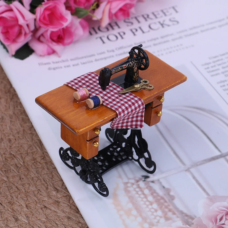Деревянный кукольный домик миниатюрная мебель семьи винтажная миниатюрная швейная машина с тканью для 1/12 весы Кукольный дом украшения