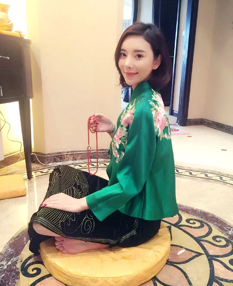 

2019 Chinese floral embroidery Yokosua women short jacket coat