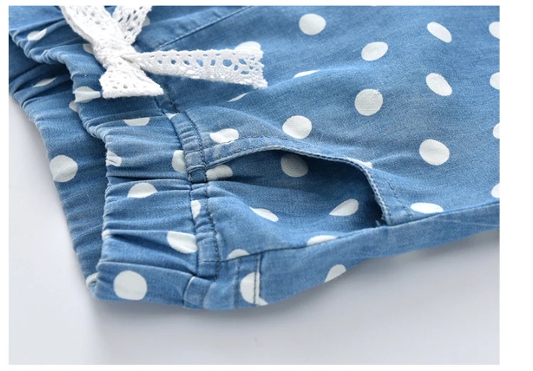 Милые синие хлопковые шорты в горошек летняя пляжная одежда для маленьких девочек от 2 до 8 лет Новинка года, весенние свободные шорты с кружевным бантом