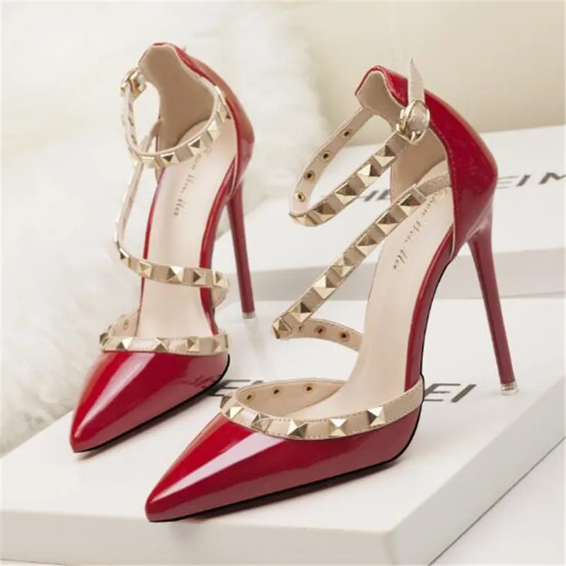 Стильные женские короткие туфли из лакированной кожи с острым носком, острые заклепки, туфли с пряжкой Вечерние и повседневные туфли на каблуке - Цвет: Красный