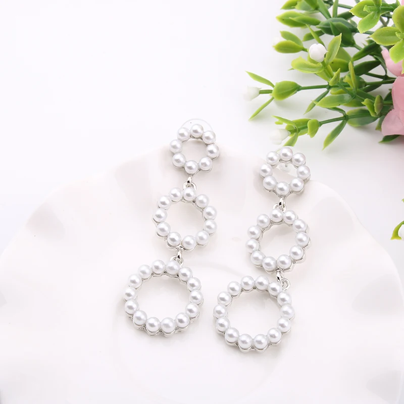 

2018 new popular Earrings inlaid with pearls and water drill plated with white gold round Tassel Earrings.