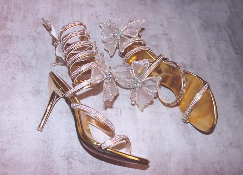 INS/ роскошные сандалии с золотыми ремешками; пикантные летние женские вечерние сандалии со стразами на высоком каблуке с бабочкой и стразами